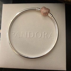 Sparkling Heart rose gold clasp PANDORA bangle